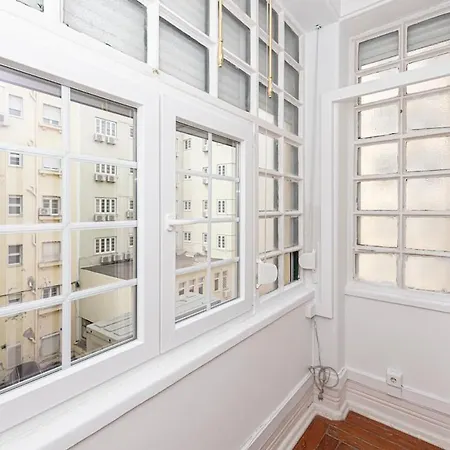 Houze Bright Near Marques De Pombal